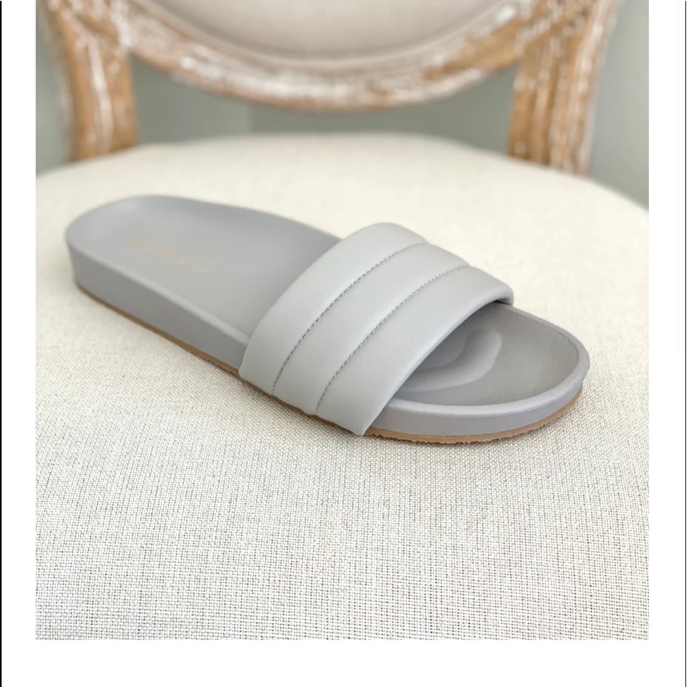 NWT gray Dottie slide